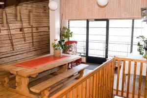 LietoIlmaristen Matkailutila的木制客房 - 带木桌的阳台