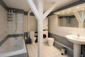 科尔马沃邦科尔马尔公寓的带浴缸、盥洗盆和卫生间的浴室