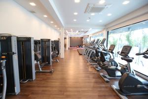 Nang Rong非常酷炫大酒店的拥有一排跑步机和椭圆机的健身房