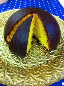 滨海弗兰卡维拉B&B I Girasoli的一块巧克力蛋糕坐在金盘上