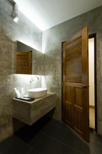 南府宝塔景观旅居酒店的一间带水槽和镜子的浴室