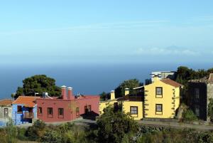 La Galga卡萨查米凯拉别墅的山顶上一群房子