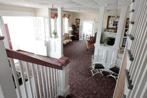 五月岬郡麦康伯酒店 的一间设有楼梯的房间和一间客厅