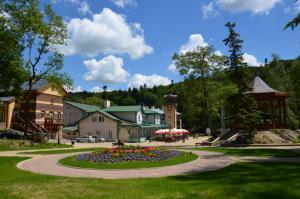 伊沃尼奇-兹德鲁伊沃兹德鲁度假村的一座公园,有一座建筑和一团花