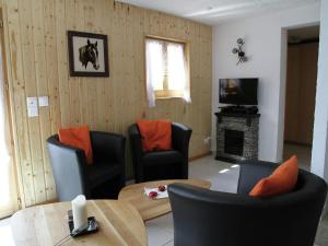南达Chalet in Saclentse Basse Nendaz near Ski Area的客厅配有桌椅和电视