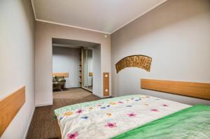 利沃夫Apartment on Knyazya Leva 2的一间卧室配有一张带鲜花的大床