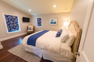 纽波特The Newport Lofts - 359 Thames Street的一间卧室设有一张床和两个窗户。