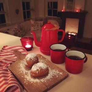 TinallingeLutje Hoeske的桌上的两只甜甜圈和咖啡