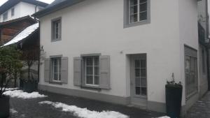 施坦斯施坦斯公寓的白色的房子,有窗户,地面上下雪