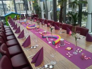 普劳恩City-Hotel的长长的桌子,带紫色的餐巾和六号