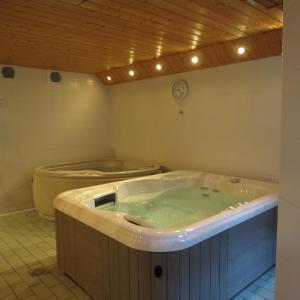 瓦尔梅尼耶Village vacances de Valmeinier "Les Angeliers"的一个带卫生间的客房内的按摩浴缸