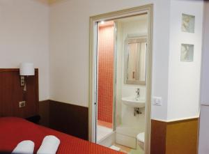 巴黎玛丽格南酒店的配有床、淋浴和盥洗盆的浴室