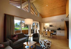 东蒂罗尔地区马特赖EdelWeiss AlpinLodge的客厅配有沙发和桌子