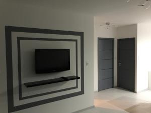 皮耶尔拉特凡尼拉公寓的客厅设有壁挂式平面电视。