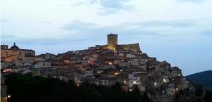 DelicetoResidenza Sant'Antonio的夜空山顶的城镇