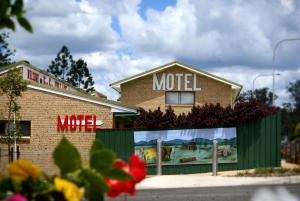 Gin GinGin Gin Village Motor Inn Motel QLD的大楼一侧的汽车旅馆标志