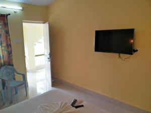 科尔瓦Williams Beach Retreat的墙上配有平面电视的房间