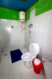 Nāmche BāzārHimalayan Lodge的一间带卫生间和墙上水桶的浴室