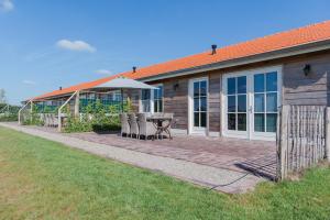 EvertsoordWertemerhoeve Vakantiewoningen的房屋设有带桌椅的庭院