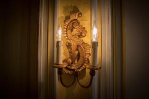 波尔多MAISON D'HÔTES "Bordeaux Wine Lodge"的墙上有两根蜡烛的灯