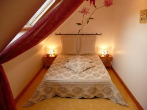 巴登La Maison des Îles & Spa privatif的卧室配有一张床,两边都配有两盏灯