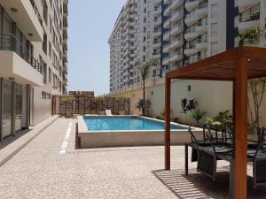 利马Lima Flats 3的一座建筑物中央的游泳池