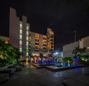 齐克拉约温梅尔赌场及酒店的一座晚上设有游泳池的建筑