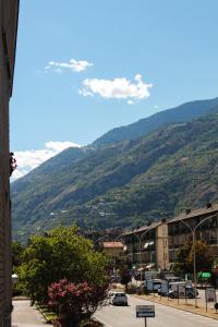 奥斯塔Dimora delle Alpi的享有以山为背景的城市美景
