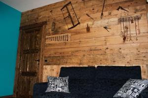奥斯塔Dimora delle Alpi的一间卧室设有木墙和床