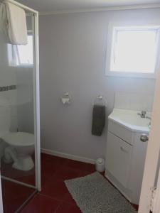 怀希比奇阿塔拉亚公寓的一间带水槽和卫生间的浴室以及窗户。