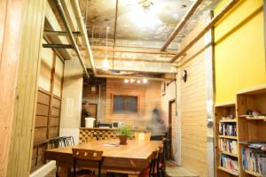奈良鹿园酒店 的一间带木桌和椅子的用餐室