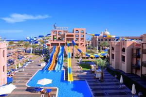 赫尔格达Pickalbatros Aqua Blu Resort - Hurghada的度假村水滑梯的空中景观