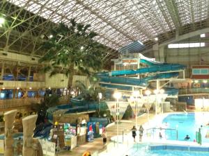 磐城克莱斯顿酒店的大型室内水上乐园,设有大型游泳池