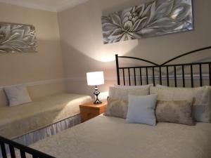 滨海绍森德卡利斯旅馆的一间卧室配有两张床和一盏灯