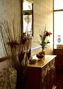 爱丁堡吉福德酒店的梳妆台,上面有两瓶花,镜子