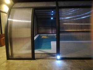 奥尔塔-德圣胡安CASA LA FÀBRICA的透过玻璃门看到的游泳池