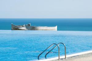 托波拉卡利亚科里亚度假酒店的坐在海洋水中的船