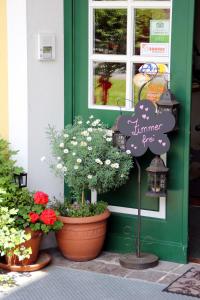 库赫尔瓦格内弥勒酒店的门前有鲜花和标志的商店