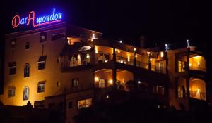 瓦尔扎扎特达尔阿莫多旅馆的一座晚上有 ⁇ 虹灯标志的建筑