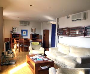 圣玛丽亚港La Casa del Limonero的客厅配有沙发和桌子