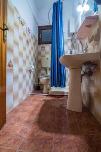 卡兰巴卡索萨斯客房旅馆的一间带水槽和卫生间的浴室