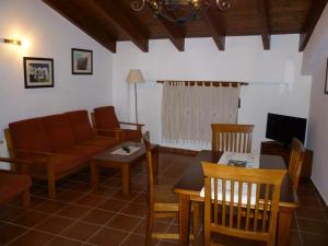 塞尔瓦堡Apartamentos El Pajar Alcala de la Selva的客厅配有沙发和桌子