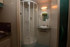 马雷玛圣苏西露营酒店的一间浴室