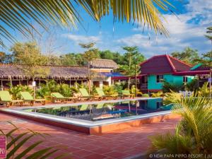 西哈努克新爸爸皮波度假酒店的享有度假村游泳池的景致。