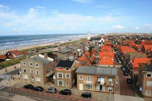 滨海卡特韦克Vakantiehuis Katwijk Andreasplein的一座拥有建筑、海滩和海洋的城市