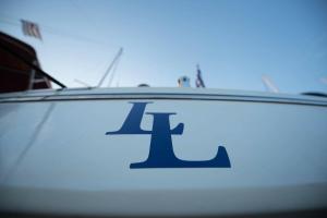 雅典希腊索利马. m/y "LL"船屋的船边的标志,写字母l
