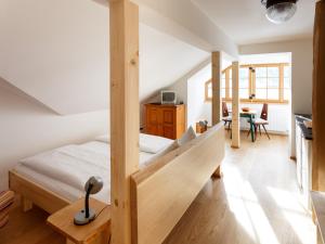 哈尔施塔特哈尔贝格公寓的一间卧室配有一张床和一张书桌