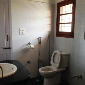 Luxurious Homestay- Chandīgarh的一间浴室