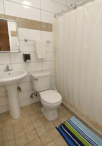 圣胡安波多黎各梦想酒店的一间带卫生间和水槽的浴室