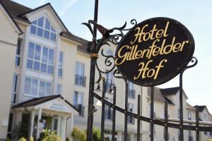 GillenfeldLandhotel Gillenfelder Hof的在酒店收藏家面前的标志